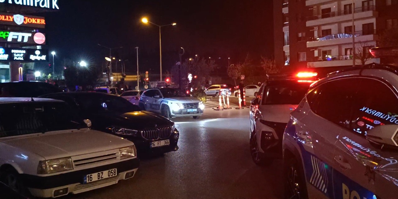 AVM'de çıkan tartışma sonrasında bekçilere belindeki silahı gösterdi