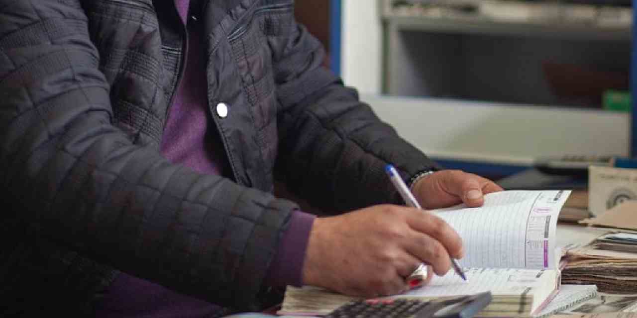 Gizemli hayırsever veresiye defterini satın aldı: 30 kişinin 80 bin liralık borcunu ödedi