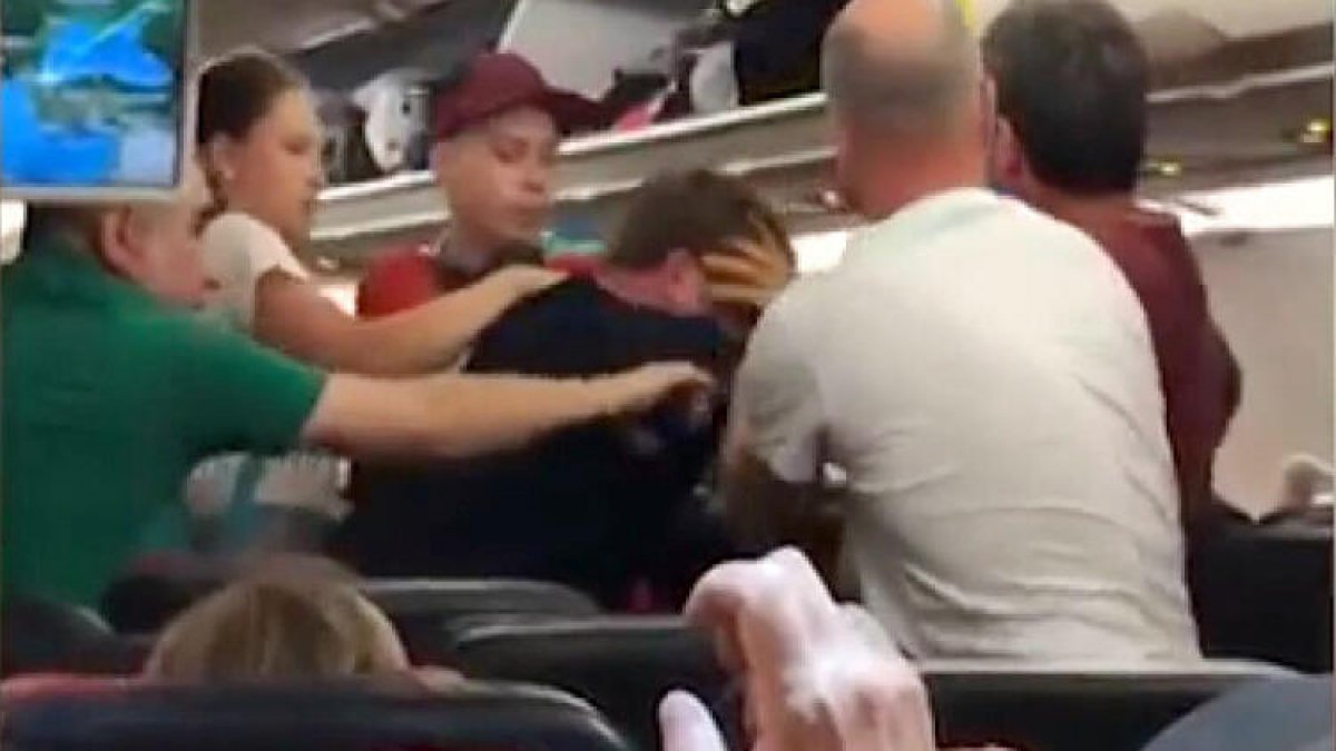 THY uçağında kavga! Rus yolcular birbirine girdi...