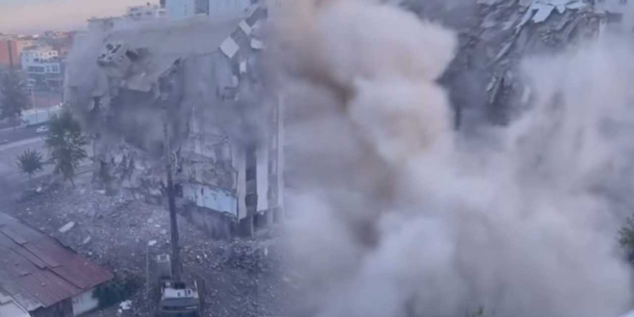 Ağır hasarlı bina yıkım sırasında çöktü!