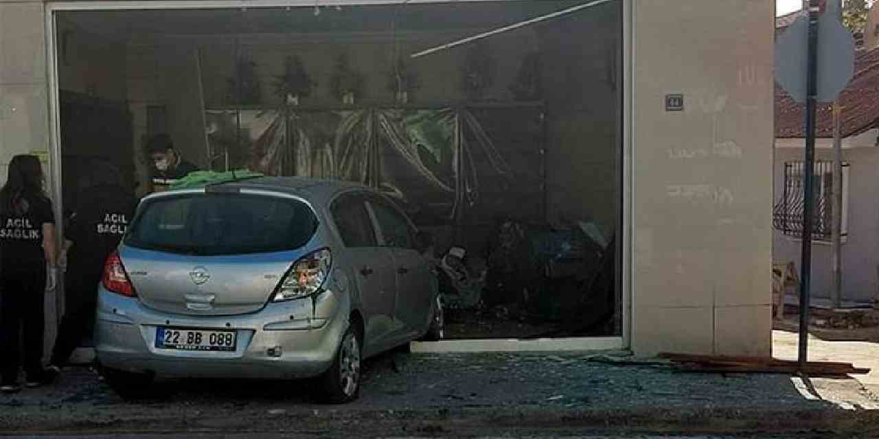 Otomobil ekmek fırınına daldı: Yaralılar var