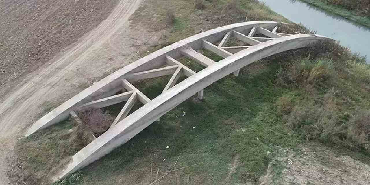 Sular çekilince eski köprü gün yüzüne çıktı