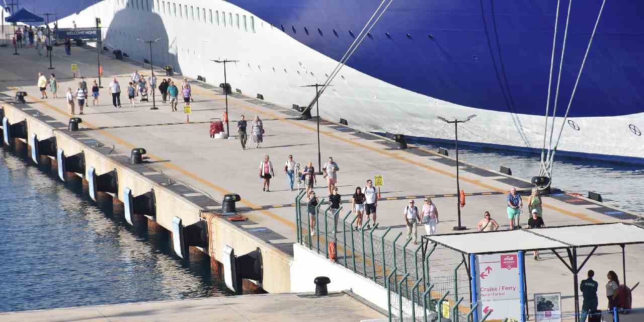 Bodrum'a bin 853 kişi iki gemiyle geldi