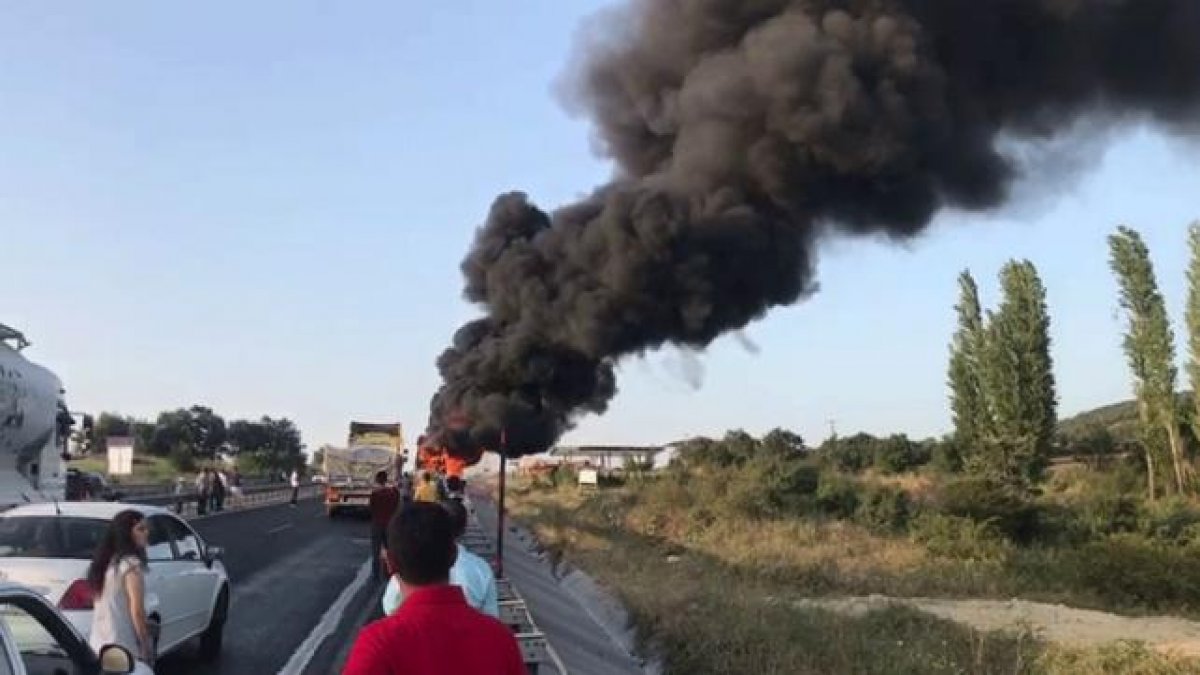 Otobanda motoru alev aldı... Yine bir yolcu otobüsü cayır cayır yandı!