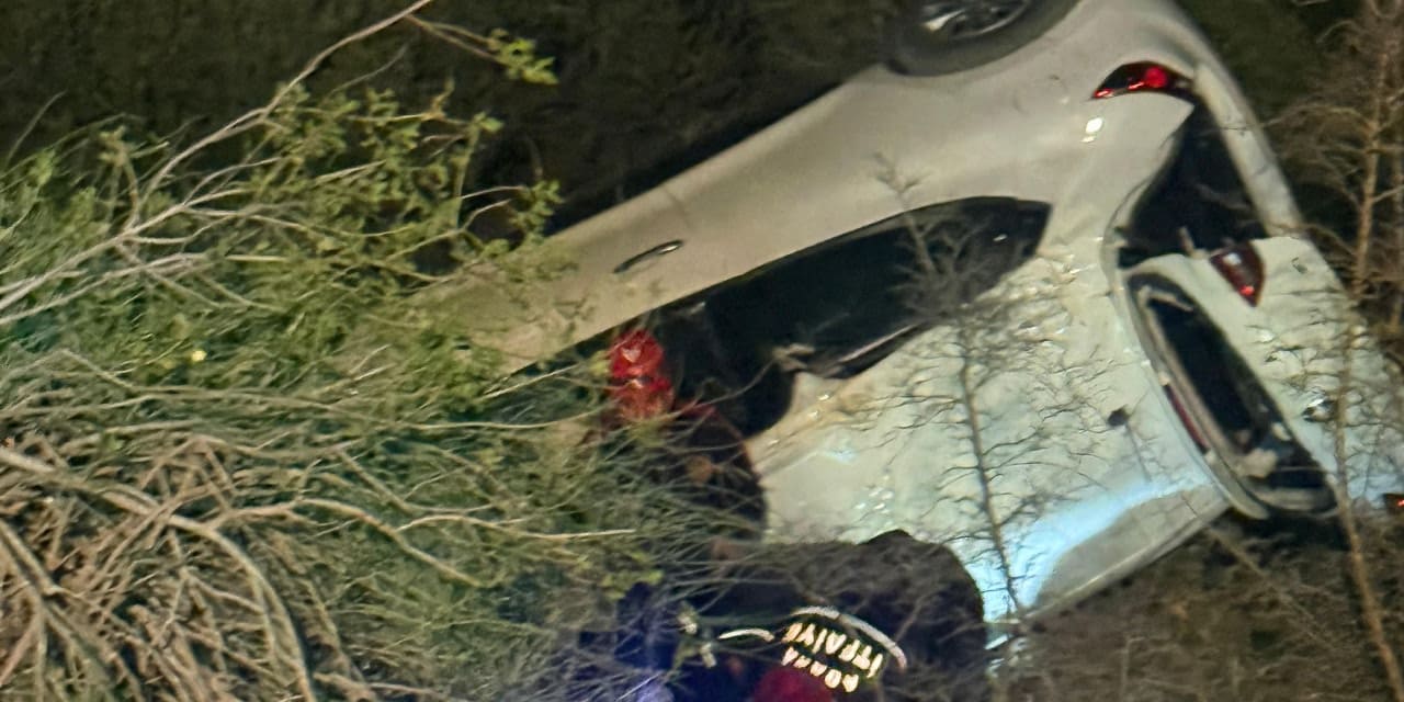 Otomobil uçurumdan yuvarlandı: Sürücü halatla çıkarıldı