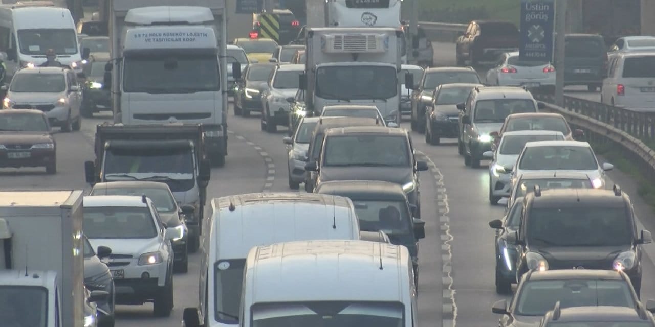 İstanbul'da trafik durma noktasında: Sürücüler isyan etti