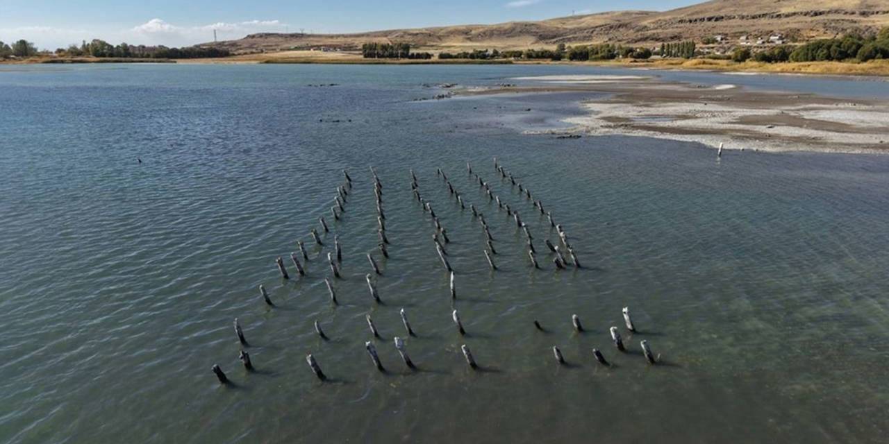 Van Gölü'nde su çekildi: Asırlık iskele ortaya çıktı