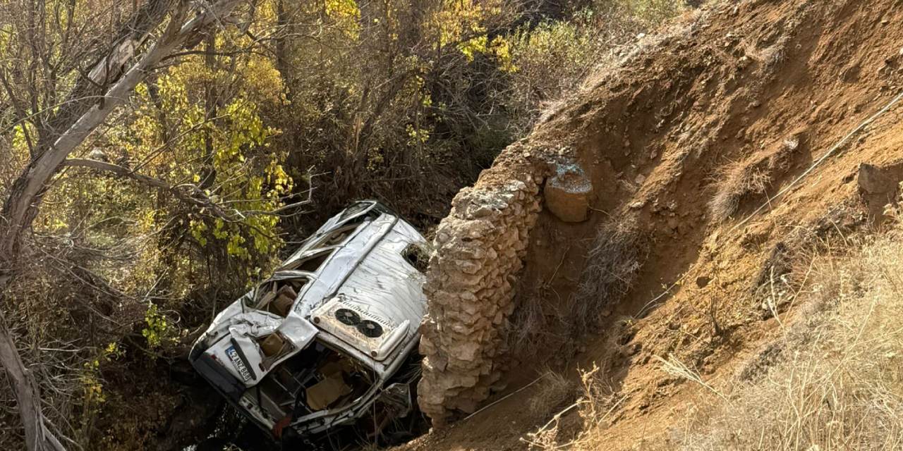 Öğrenci servisi uçuruma yuvarlandı! 14 yaralı