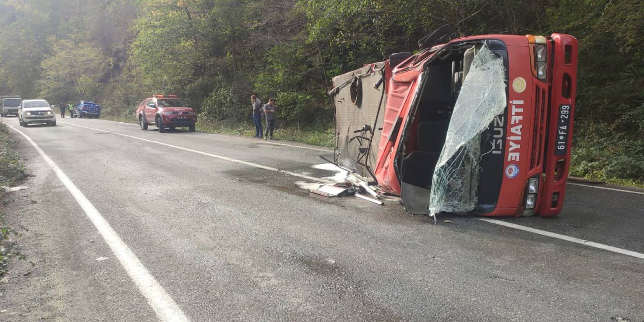 Trabzon'da yangından dönen itfaiye aracı kaza yaptı