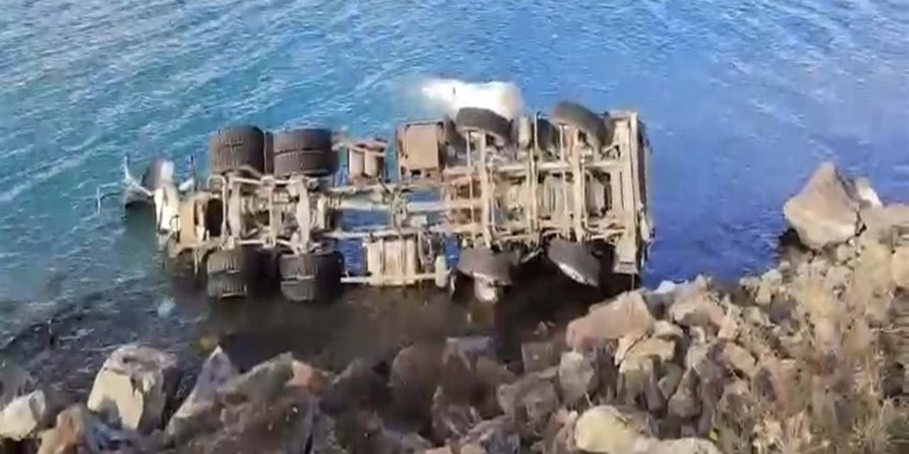 Hazar Gölü'nde korku dolu anlar: Beton mikseri göle uçtu!