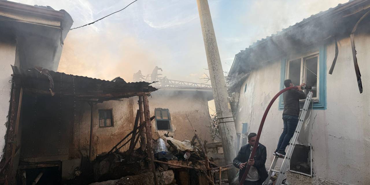 Kütahya'da köyde yangın faciası! 2 ev ile 1 ahır kullanılamaz hale geldi