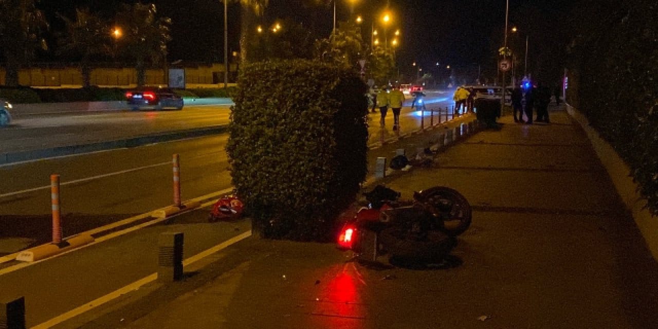 Motosiklet yayaya çarptı: 3 ağır yaralı