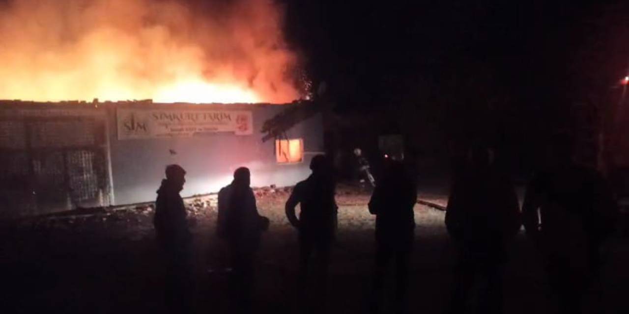 Amasya'da Soğan deposu alev alev yandı