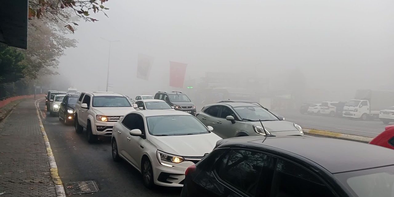 İstanbul sise teslim oldu: Trafik durma noktasına geldi