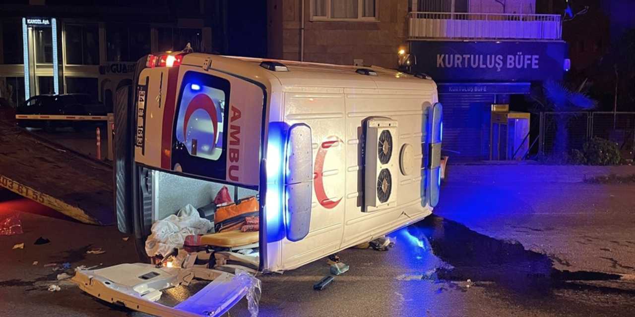 Hasta taşıyan ambulans kaza yaptı! 5 kişi yaralandı