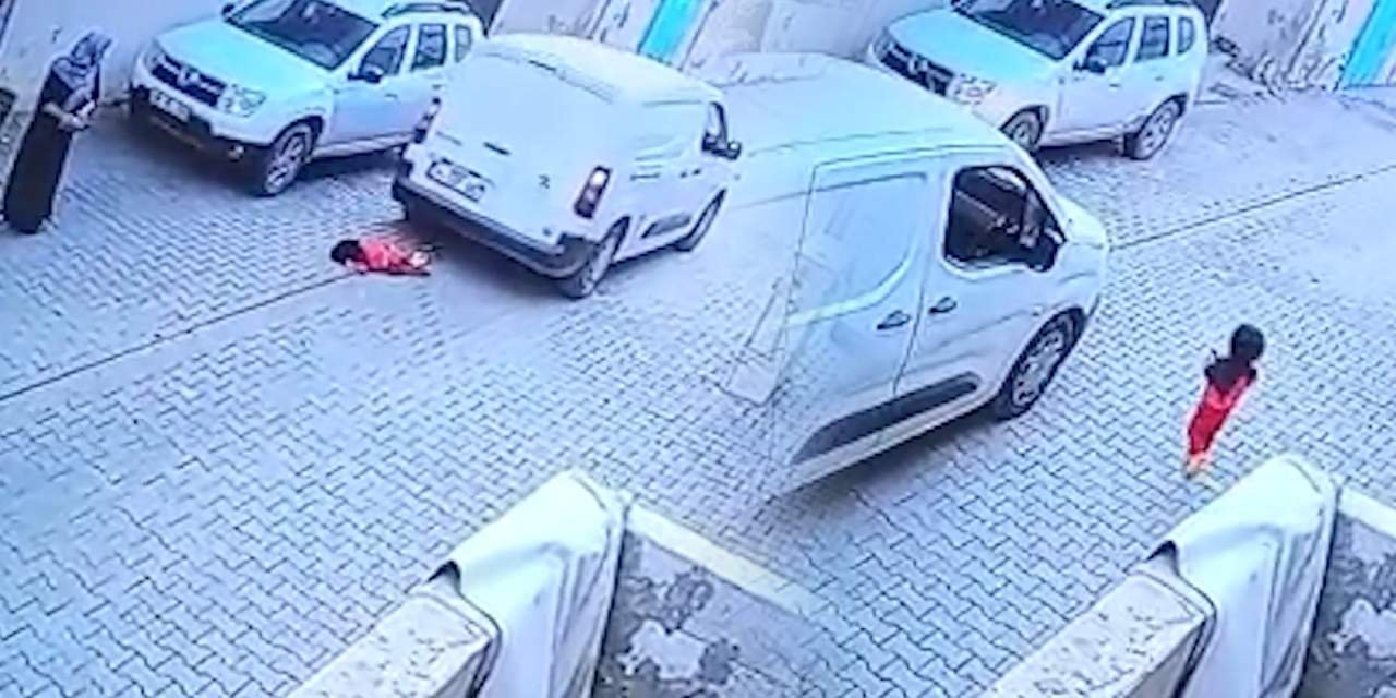 2 yaşındaki çocuğu kargo aracı hayattan kopardı: Kaza göz göre göre geldi
