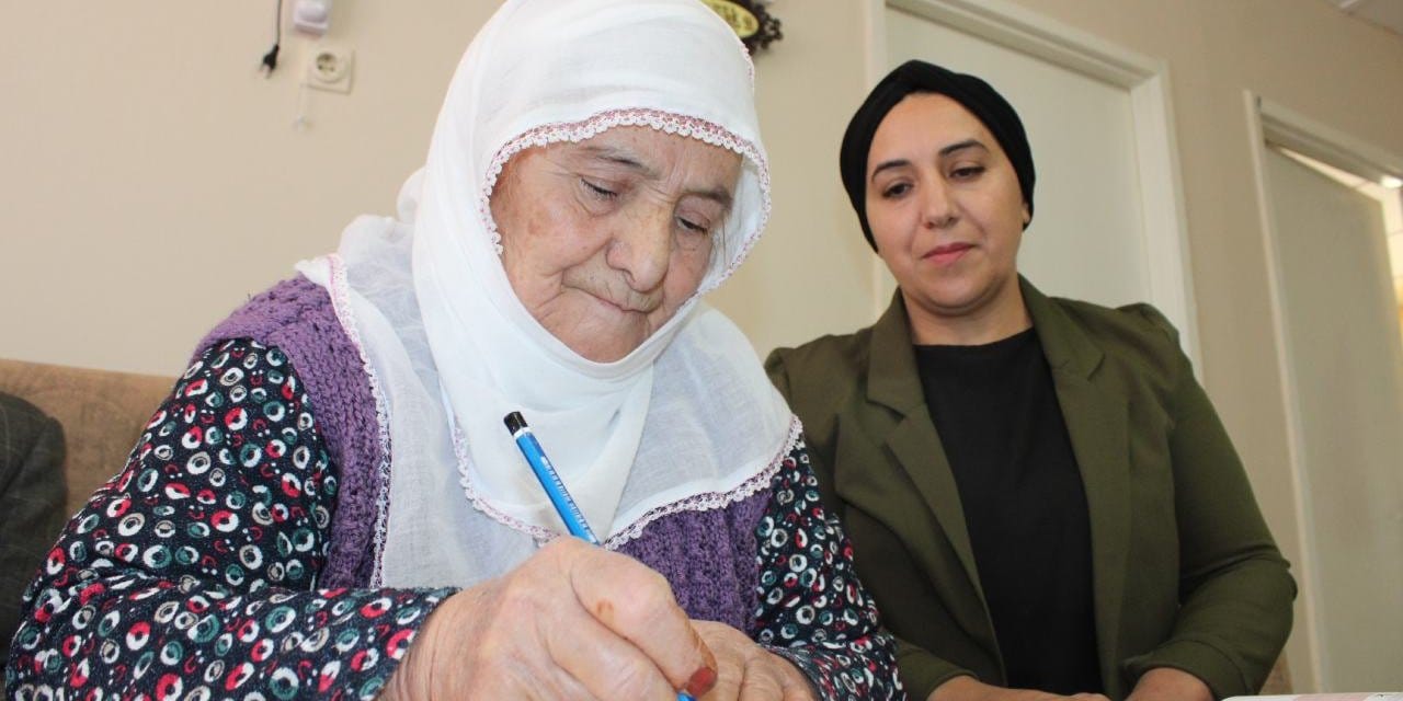 88 yaşındaki kadın 3 ayda okuma-yazma öğrendi