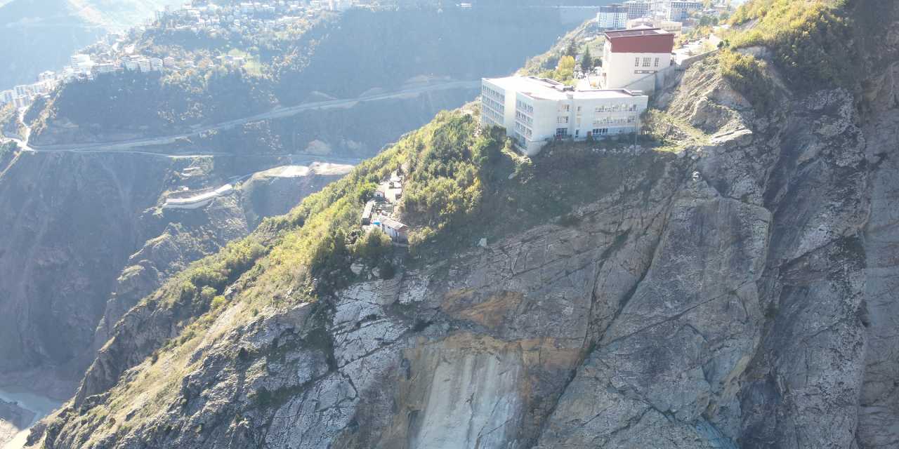 Artvin'de büyük panik: Gürültünün nedeni belli oldu! Öğrenciler tahliye edildi