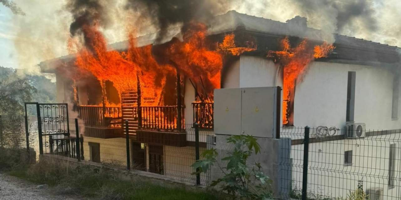 Uyuşturucu bağımlısı arkadaşının evini  kundakladı: İki jandarmayı yaralayan saldırgan etkisiz hale getirildi