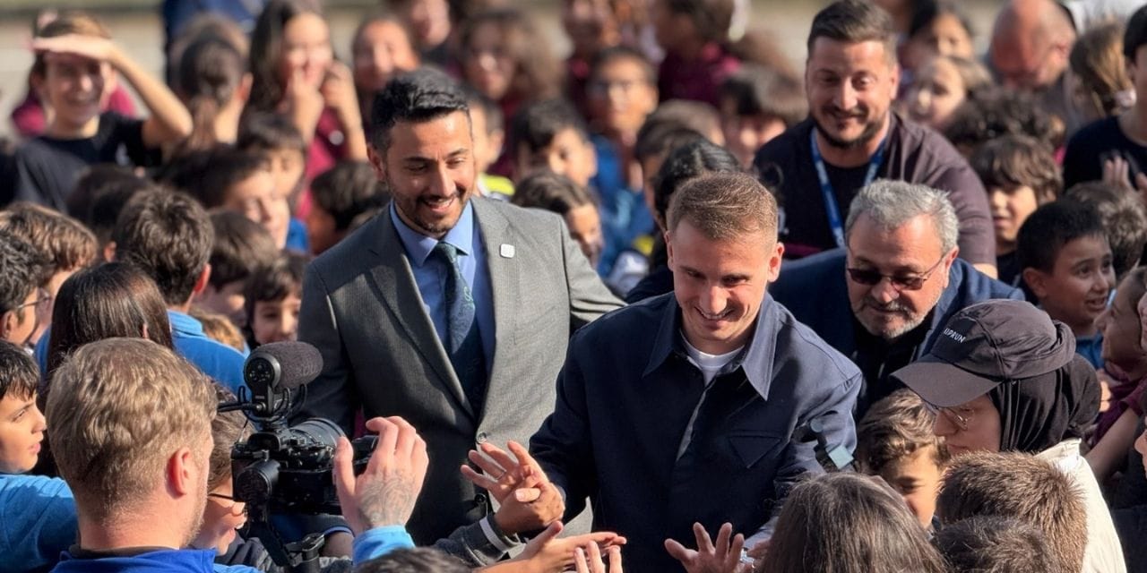 Kerem Aktüroğlu çılgınlığı! Başkanlık vaadi oldu okulu ayağa kaldırdı