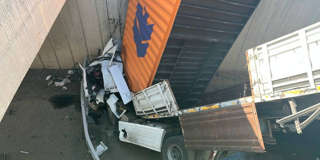 Kamyonetle çarpışan TIR köprüden uçtu!