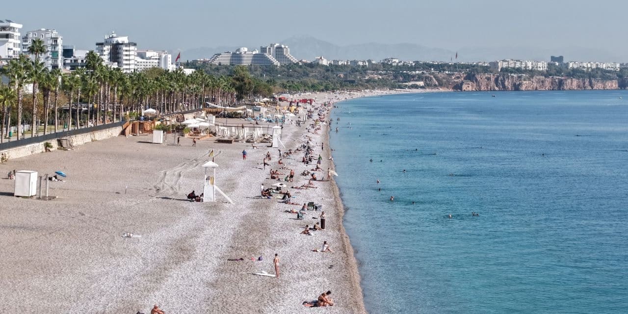 Antalya'da yaz bitmedi: Sahiller doldu taştı