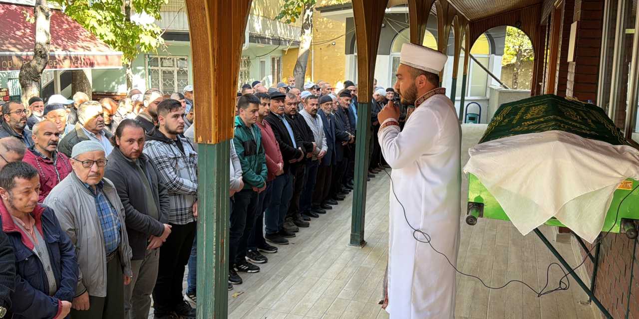 Evinde boğazı kesilmiş halde bulunmuştu! Engelli oğlu adliyeye sevk edildi