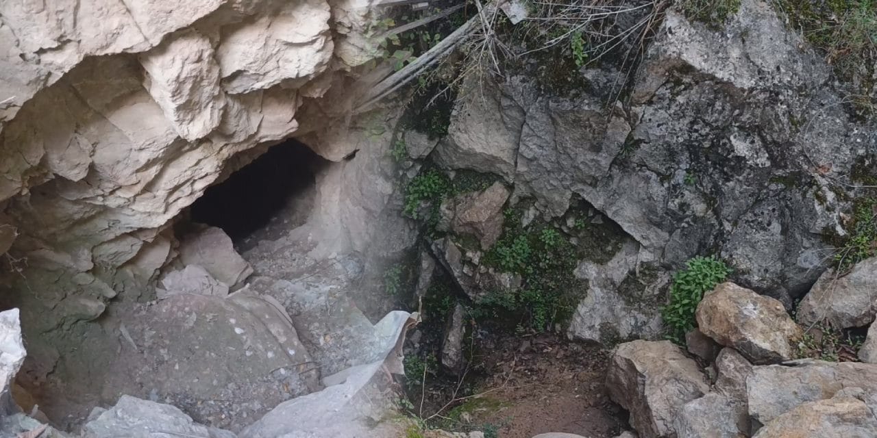 Şirin için dağları delen Ferhat görse kıskanırdı: Hazine için koca dağı 15 metre deldiler