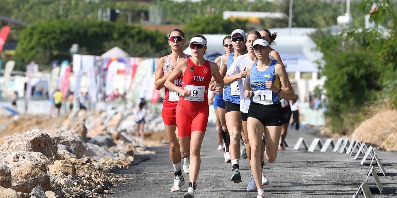 Alanya'da koşan koşana