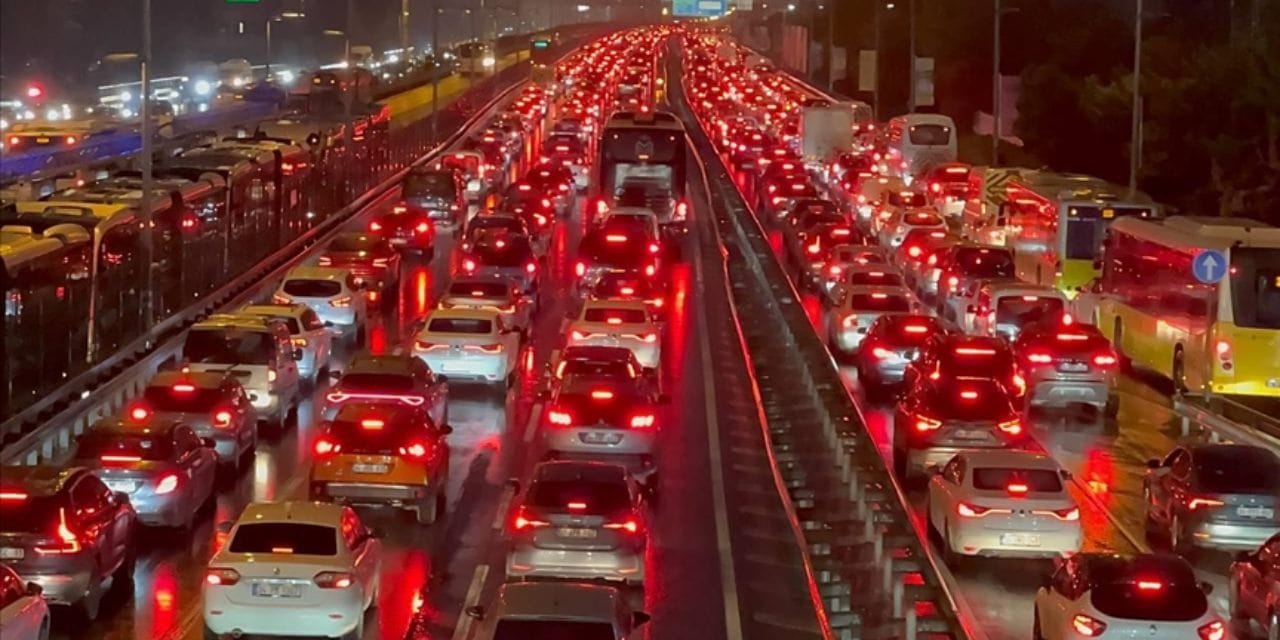 İstanbul'da trafik kilitlendi! Bu yolları kulanacaklar dikkat
