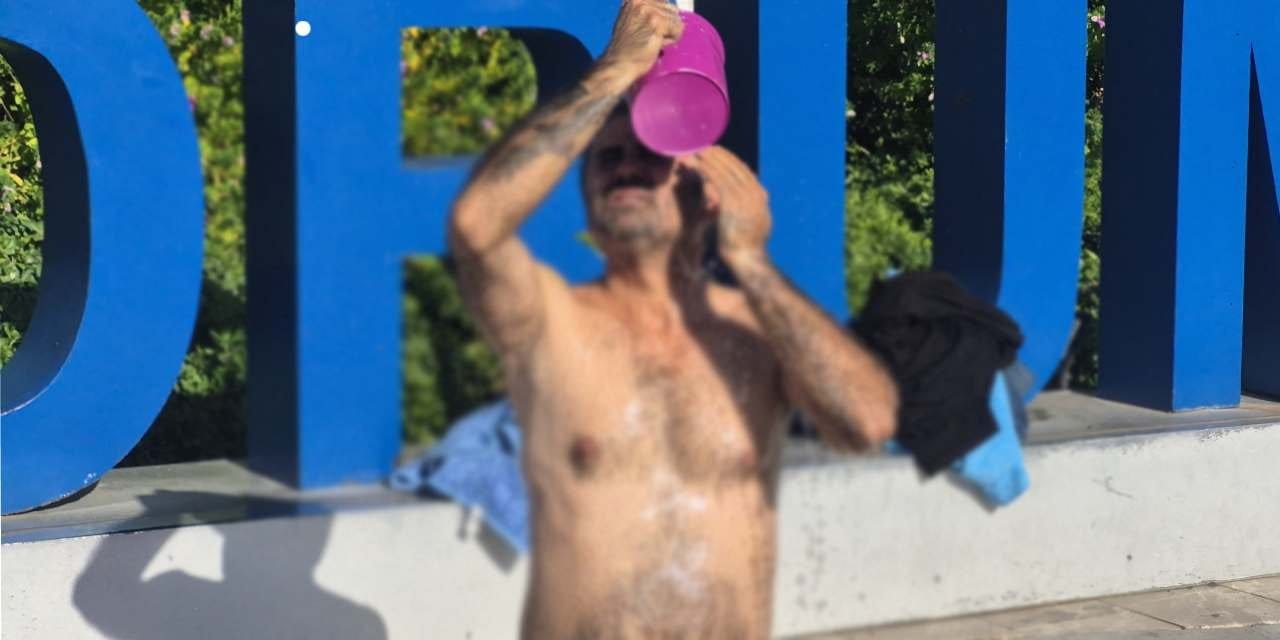 Su kesintisine isyan etti: Kent meydanında banyo yaptı