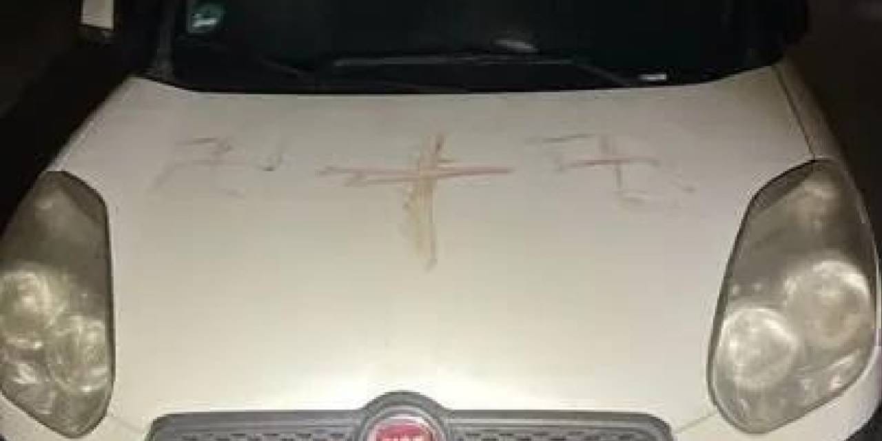 Almanya’da gamalı haç skandalı: 50’ye yakın araç ve ev insan kanıyla işaretlendi