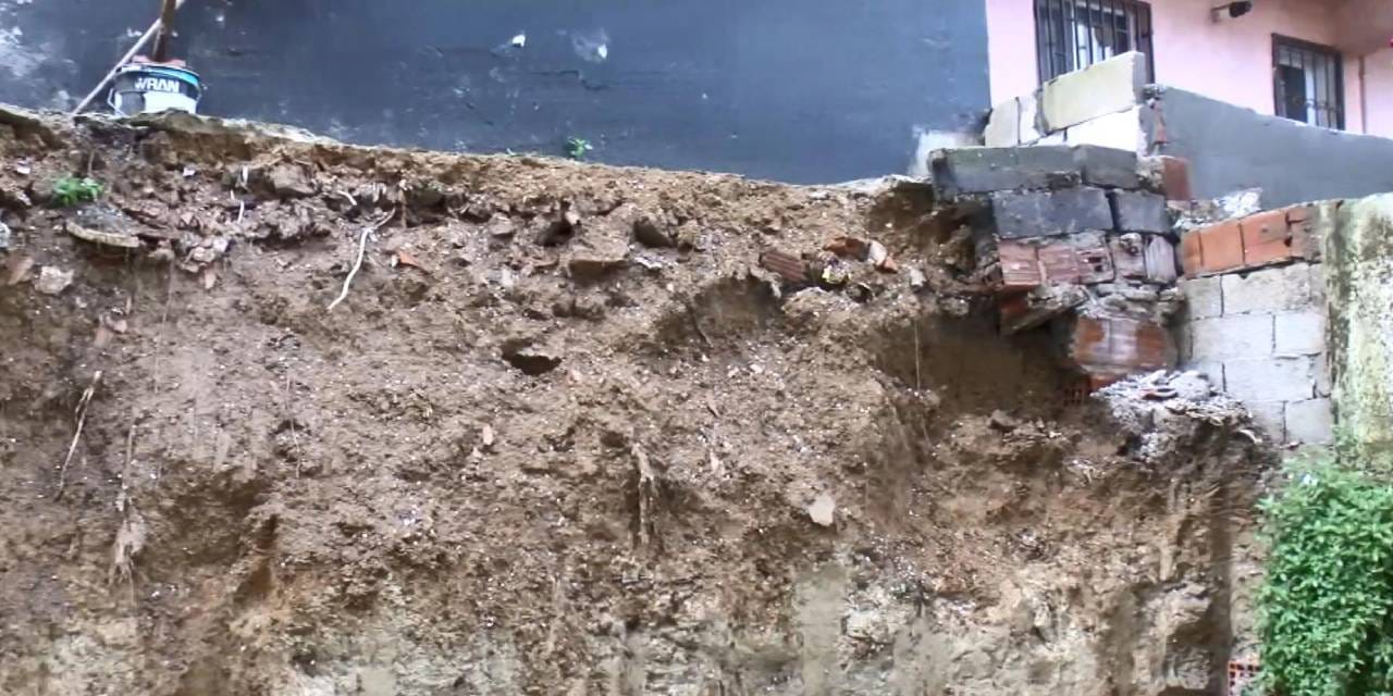İstinat duvarı 4 katlı binanın üzerine devrildi: 2 bina tahliye edildi!