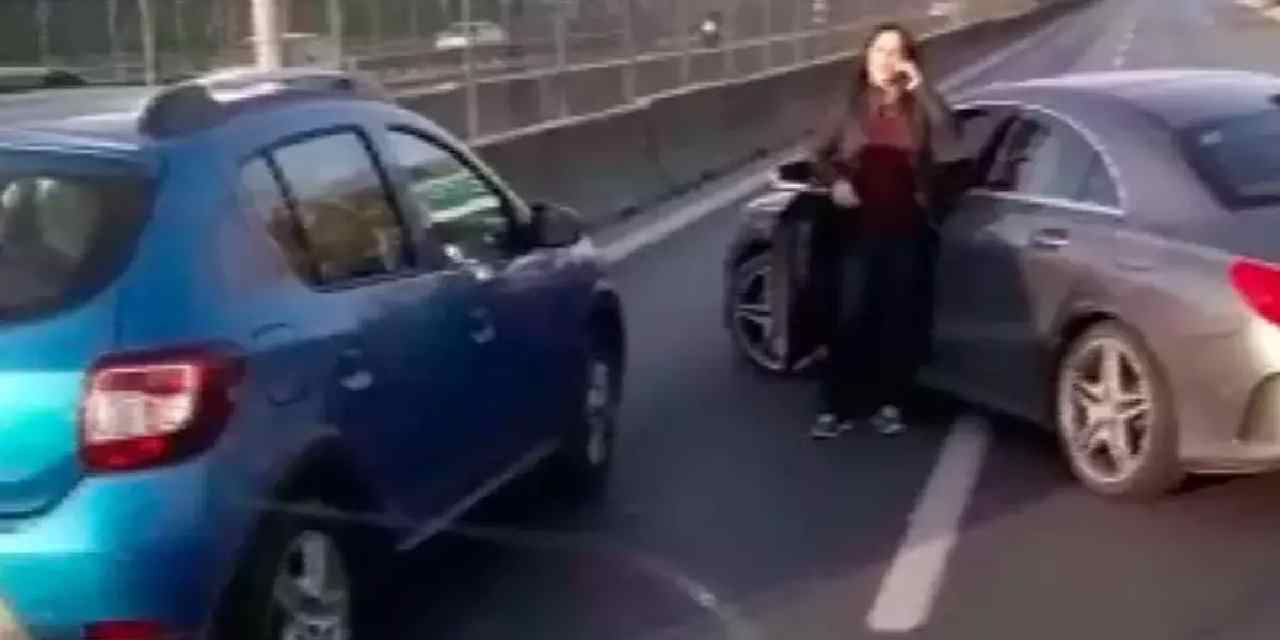 Kadıköy'de ilginç anlar: Otobüsün önünü kesip, yolu trafiğe kapattı