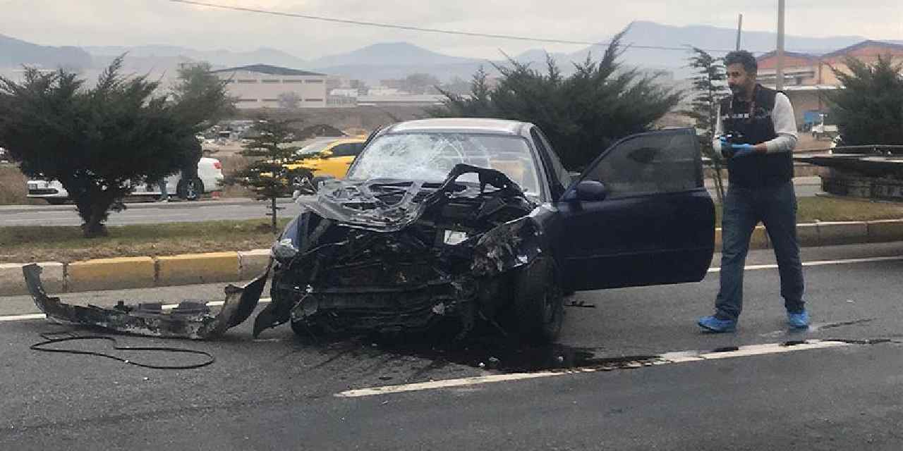 Ölümlü feci kaza: Otomobil durağa girdi