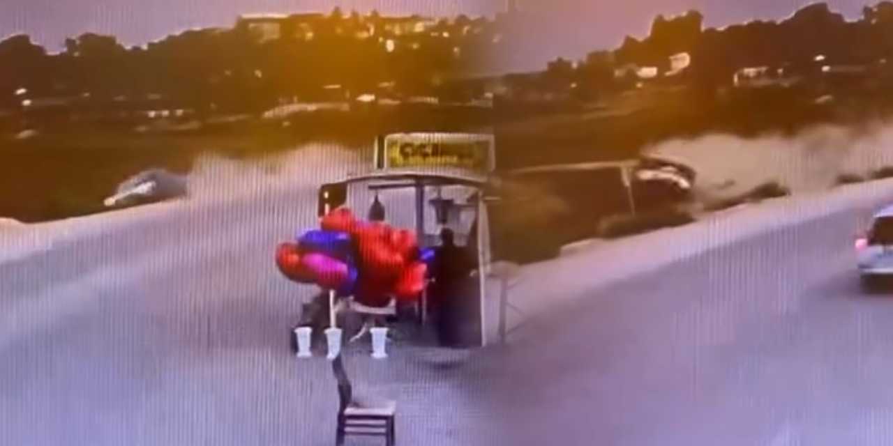 Adana’da feci kaza! Otomobil şarampole yuvarlanıp taklalar attı