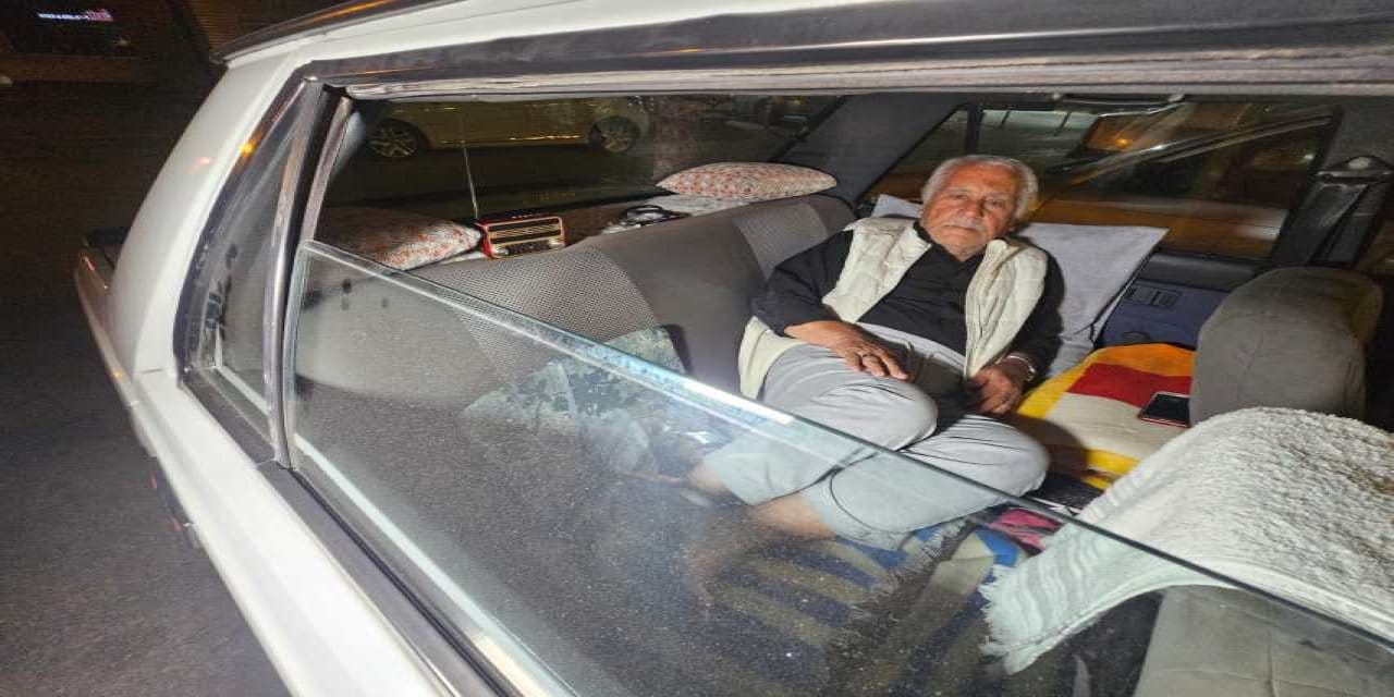 85 yaşında emekli, evi yok; 5 yıldır otomobilde yaşıyor