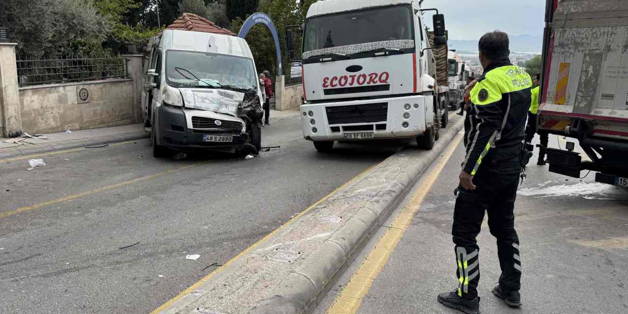 Muğla'da korkunç kaza! Freni boşalan kamyon 21 öğrenciyi yaraladı
