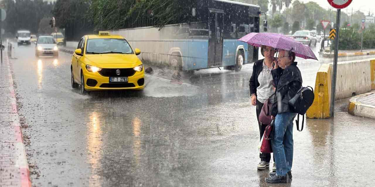 Antalya dakikalar içerisinde felaketi yaşadı! Ceviz büyüklüğünde dolu, seraları parçalayan fırtına...