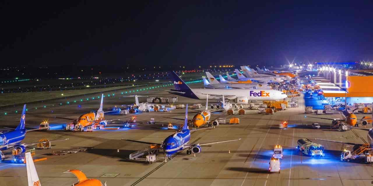 İsrail'e giden askeri sevkiyat havalimanında durduruldu