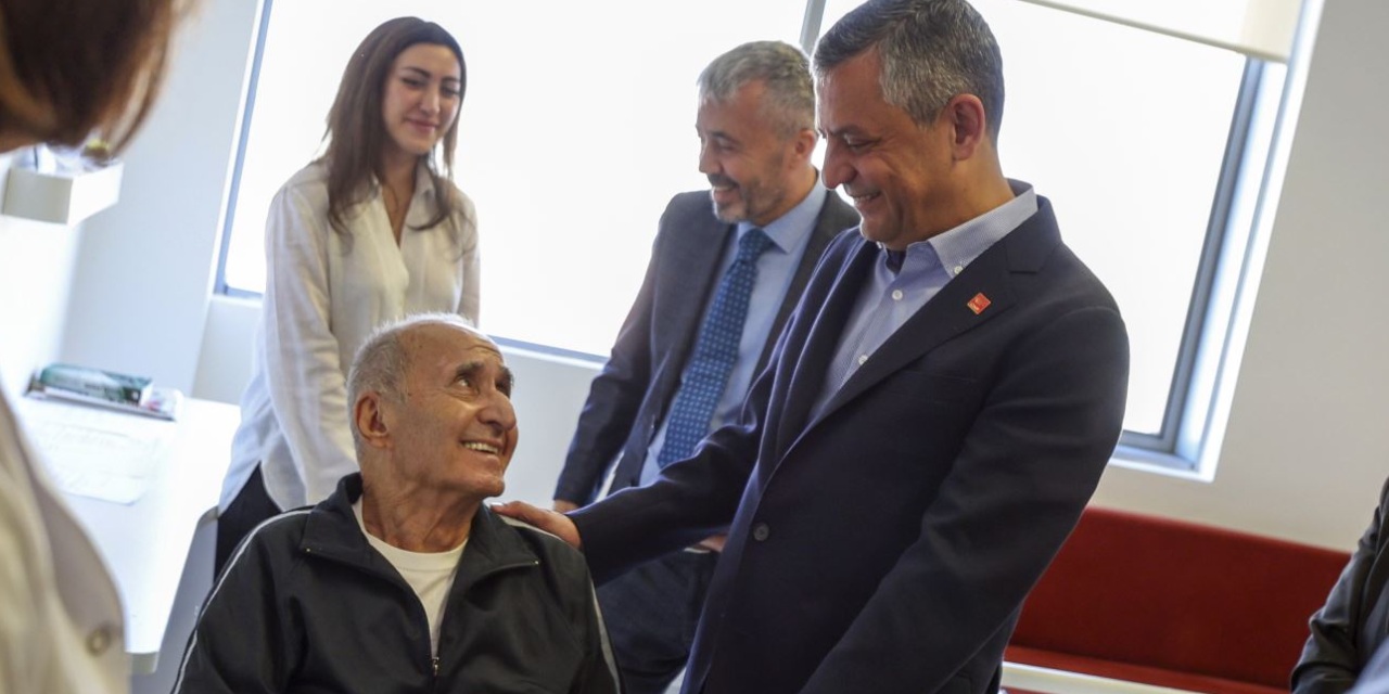 Özgür Özel Hikmet Çetin'i hastanede ziyaret etti