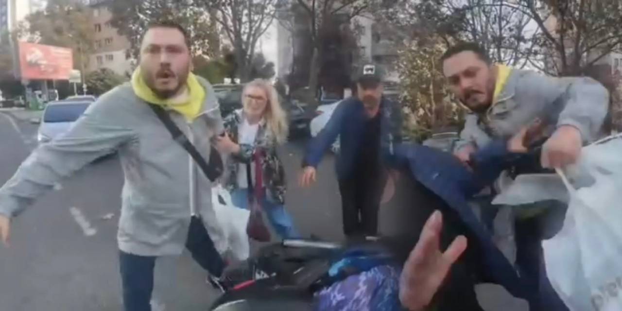 Maganda aile hem motosikletliye hem yardım edenlere saldırdı! O anlar kamerada