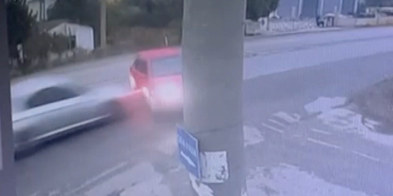 İzmir'de otomobiller çarpıştı: 2 ölü 4 yaralı