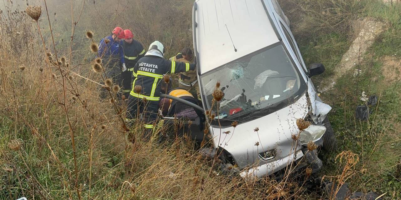Kütahya'da hafif ticari araç su kanalına uçtu: 2 yaralı