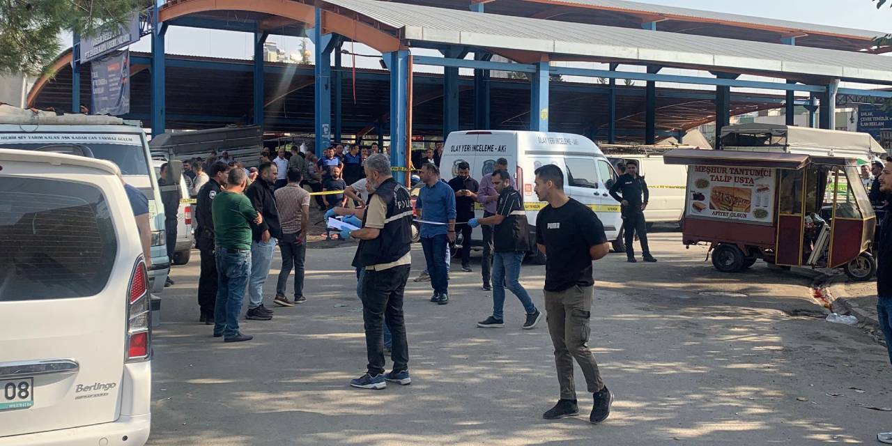 Adana'da iki grup arasında silahlı çatışma: Yoldan geçen seyyar satıcı hayatını kaybetti