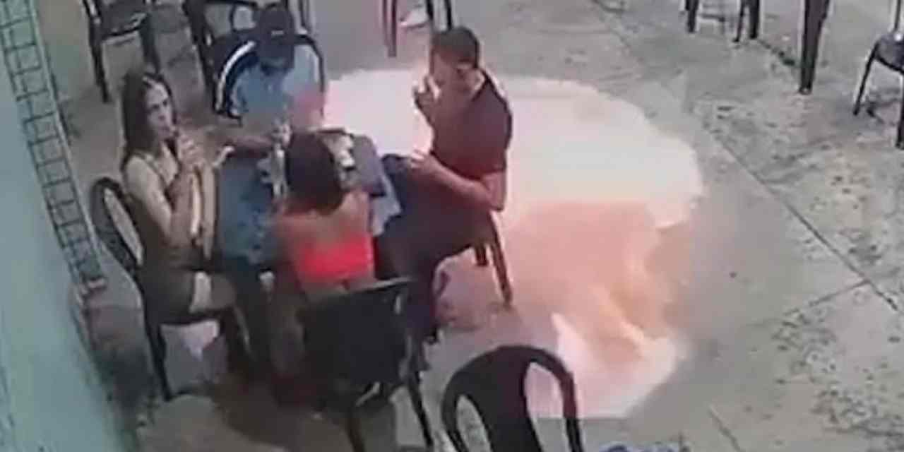 Benzin istasyonunda sigara yaktı: Ortalık alev aldı