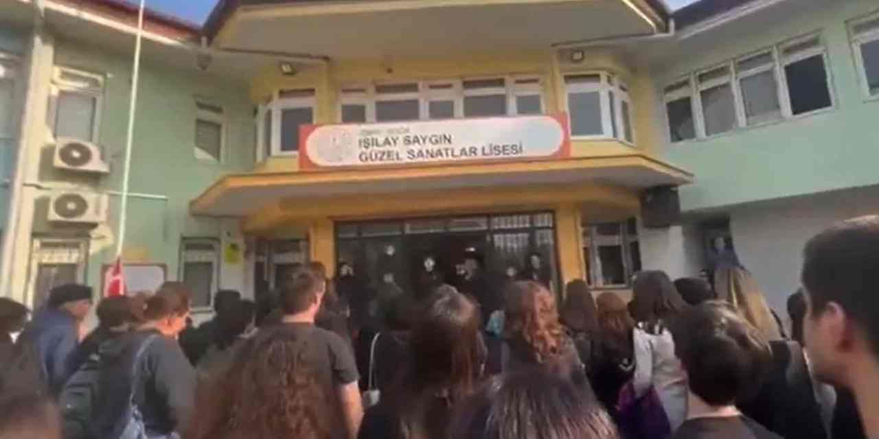 İzmir’de lise öğrencileri 'Andımız'ı okudu! Okul müdürü durdurmaya çalıştı