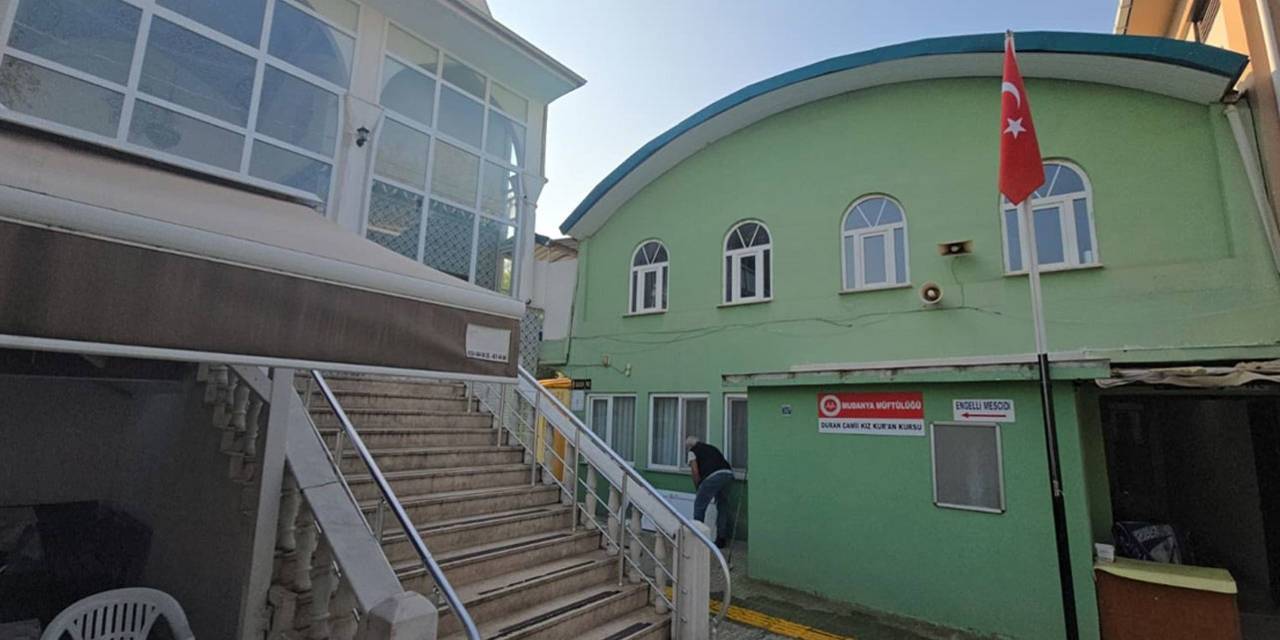 Caminin kadınlar tuvaletinde erkek cesedi bulundu