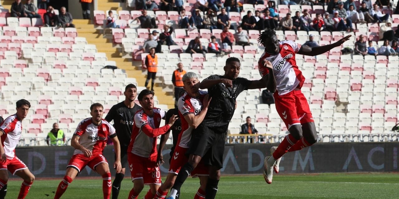 Sivas Manisa arasında nefes kesen maç: 5 gol 1 kırmızı 7 sarı kart