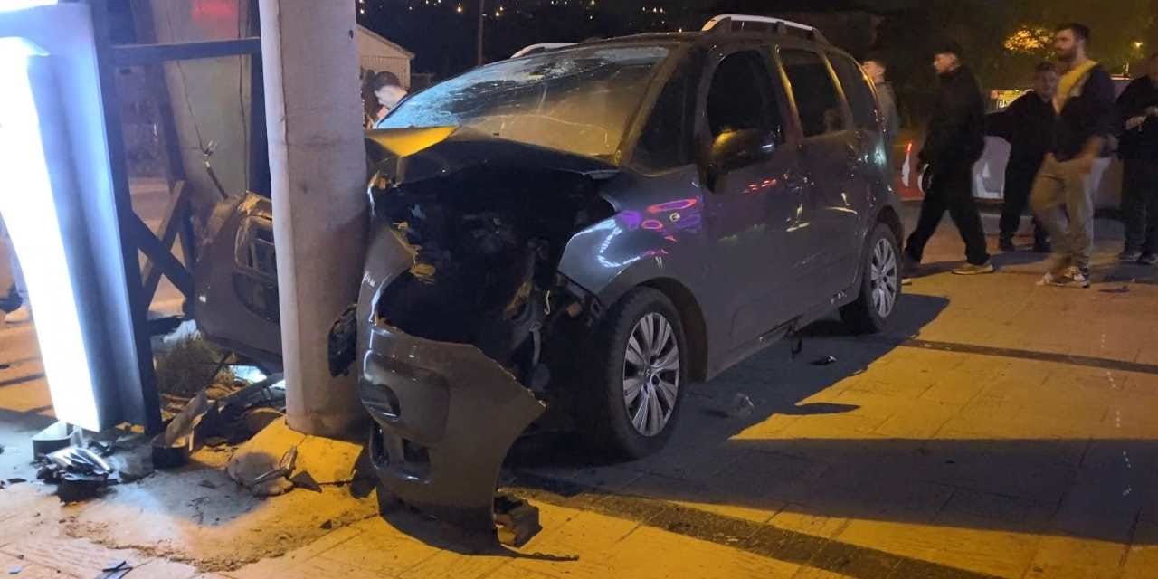 Kocaeli’de ticari direğe çarptı: 5 yaralı